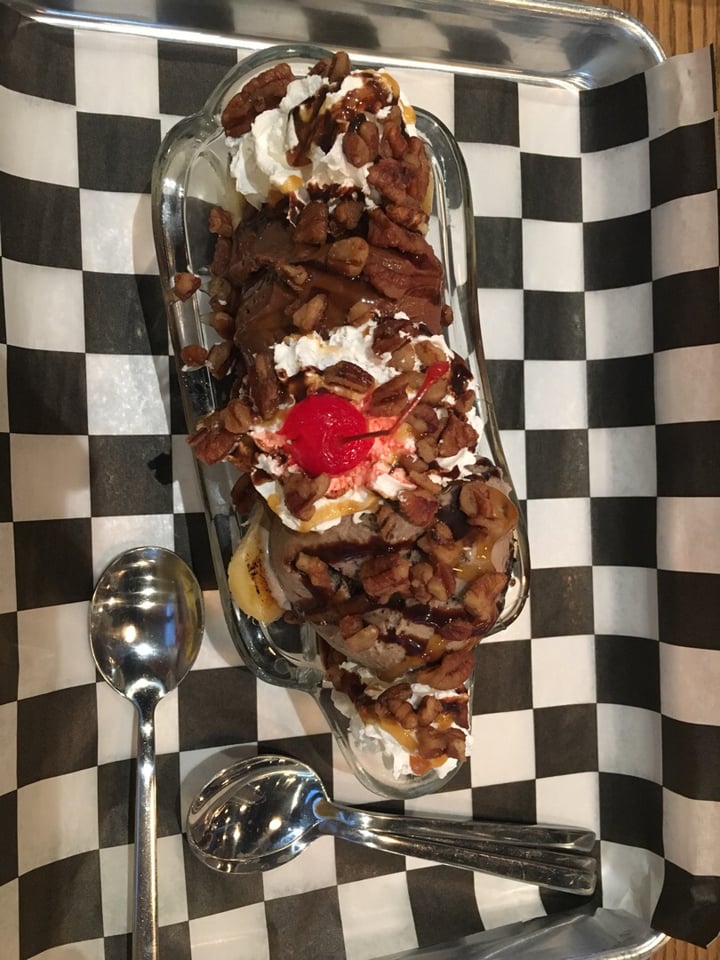photo of Piggy Bank Vegan Banana Split shared by @katiewink on  11 Mar 2019 - review