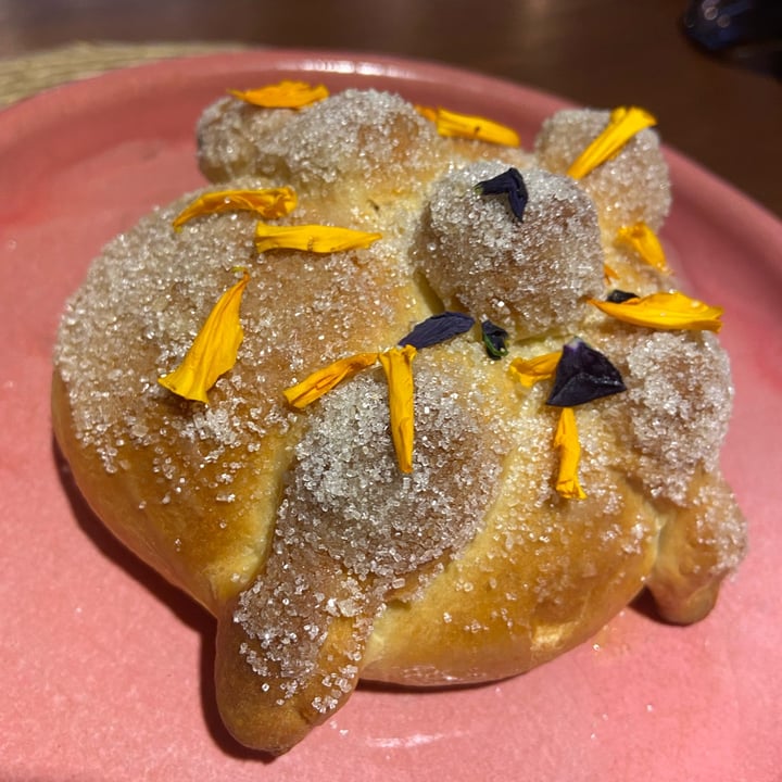 review photo of Na Tlali Pan de muerto relleno de crema de calabaza shared by @ilse on 25 Oct 2022 - review