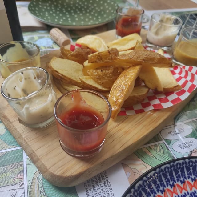 菜肴“Patatas Con Salsas Variadas”的照片