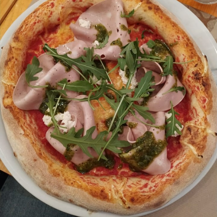 photo of Pizzi & Dixie Pizza de mortadela vegana con pesto de pistacho shared by @noun on  01 Feb 2022 - review