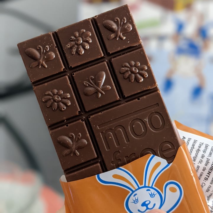 review photo of Moo Free Sponge Toffee Vegan Chocolate Bar shared by @burgundylemon on 06 Dec 2021 - review