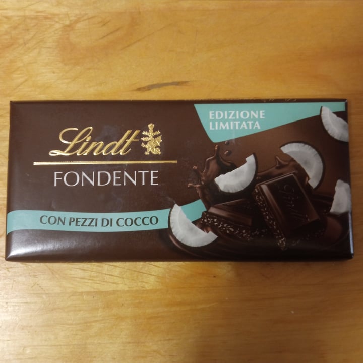 photo of Lindt Cioccolata Fondente con Pezzi di Cocco shared by @veeness88 on  08 Jul 2022 - review