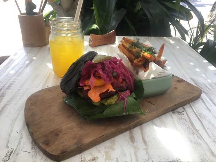 photo of Cafe Organic Beet the Bean Burger shared by @veganmissjo on  13 Aug 2018 - review