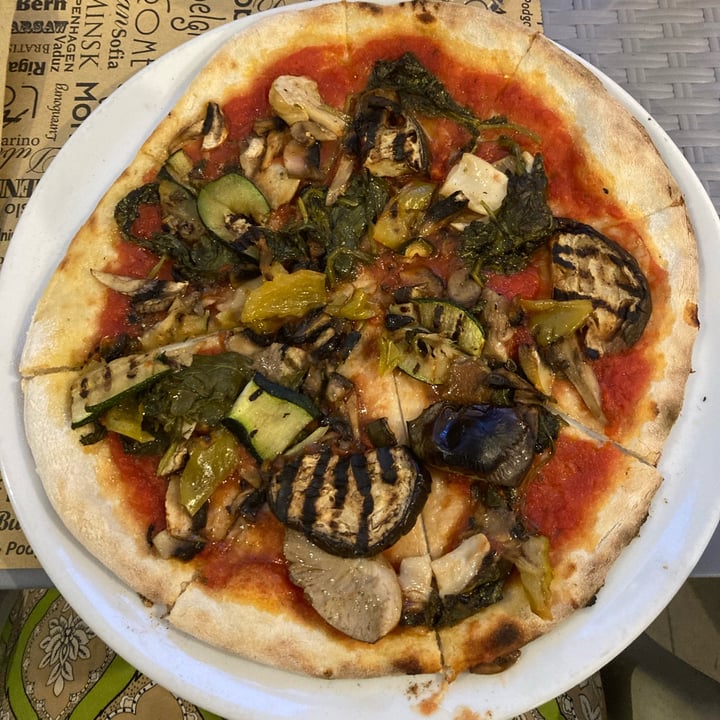 photo of Jolly Pizzeria Pizza con Verdure senza Mozzarella shared by @giuliacantamessi on  15 Jul 2022 - review