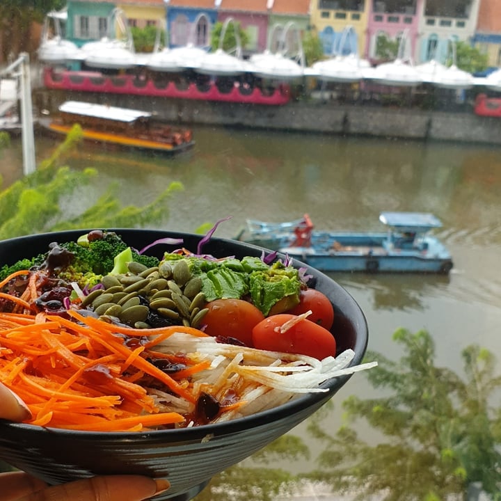 review photo of nomVnom Bistro Royale Salad With Passion Fruit Dressing shared by @suchisg on 19 Apr 2022 - review
