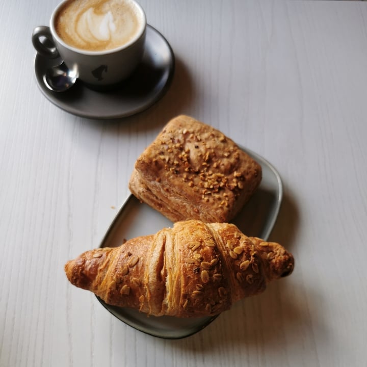 review photo of Gusto Pavia croissant shared by @camibocss on 05 Apr 2022 - review