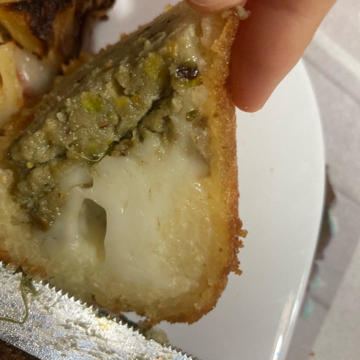 photo of Bar Dolcezza di Cuscunà Temistocle Arancino al pistacchio shared by @itsfab on  10 Jul 2022 - review