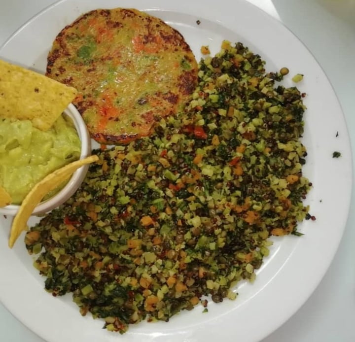 review photo of König Barcelona Centre Hamburgesa De Verduras Con Trinchado De Verduras Y Nachos Con Guacamole shared by @nereamiron72 on 19 Feb 2020 - review