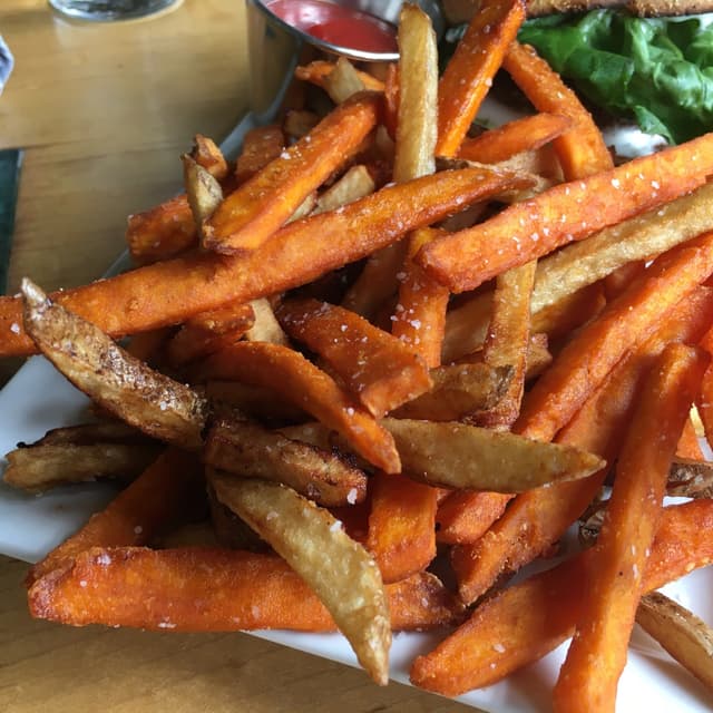 菜肴“Potato And Sweet Potato Fries”的照片