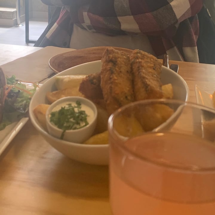 photo of Entre Pedras Café Bar Vegano "Fish&Chips" shared by @ambybevan on  19 Sep 2021 - review