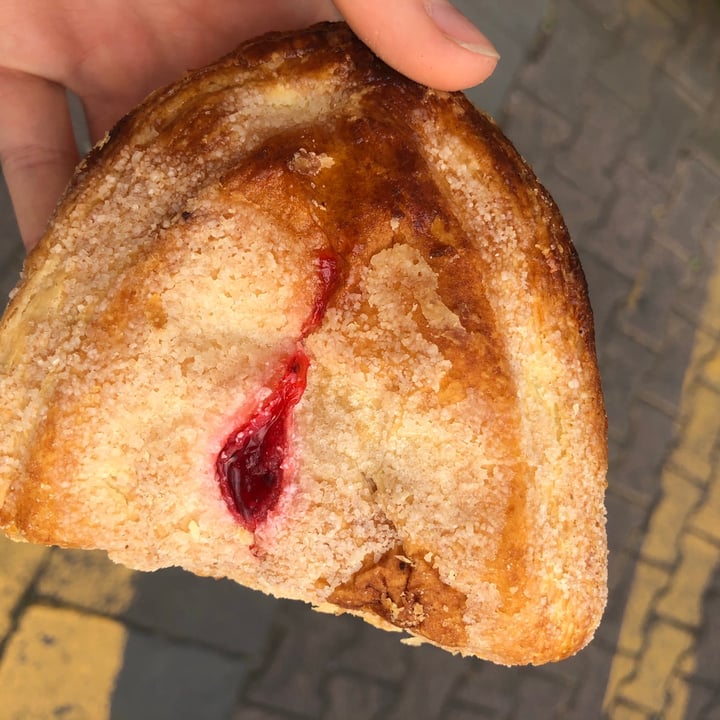 review photo of Vegan Ville Pam Hojaldrado Con Fresa shared by @floorbrobles on 27 Apr 2021 - review