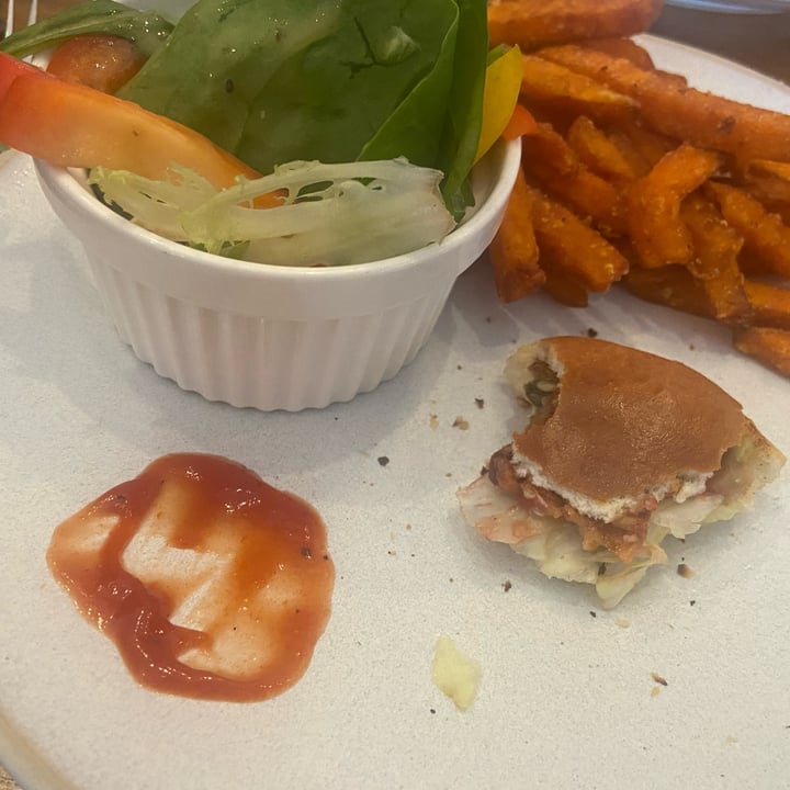photo of Wisewood Inn vegan burger, sweet potato fries shared by @hypnicol on  05 Jun 2022 - review