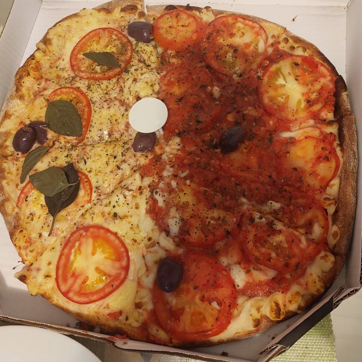 photo of Pop Vegan Food Pizza Marguerita shared by @cacabastos on  25 Apr 2022 - review