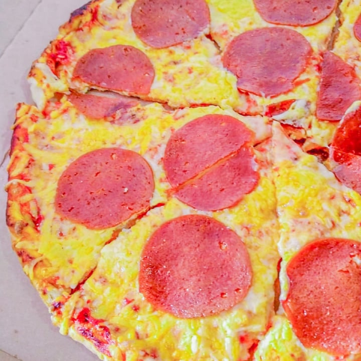 review photo of Veggino's Pizza Pizza de pepperoni shared by @veganosrecomiendo on 26 Oct 2020 - review