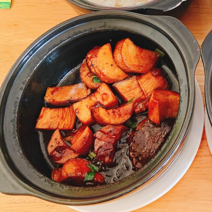 photo of Nhà Hàng Chay Hoa Lư Vegan Restaurant( LOVING HUT) Braised mushroom shared by @gac-veganfoodreview on  01 Apr 2022 - review