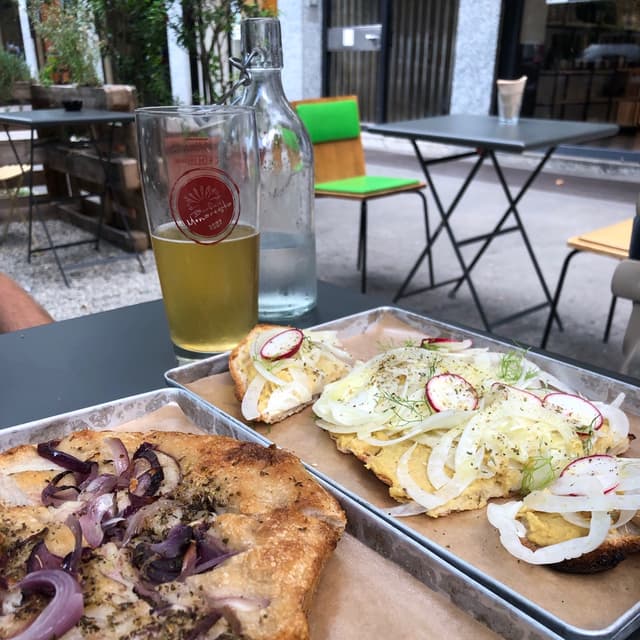 Foto do prato “Lingua con hummus di ceci e finocchi”
