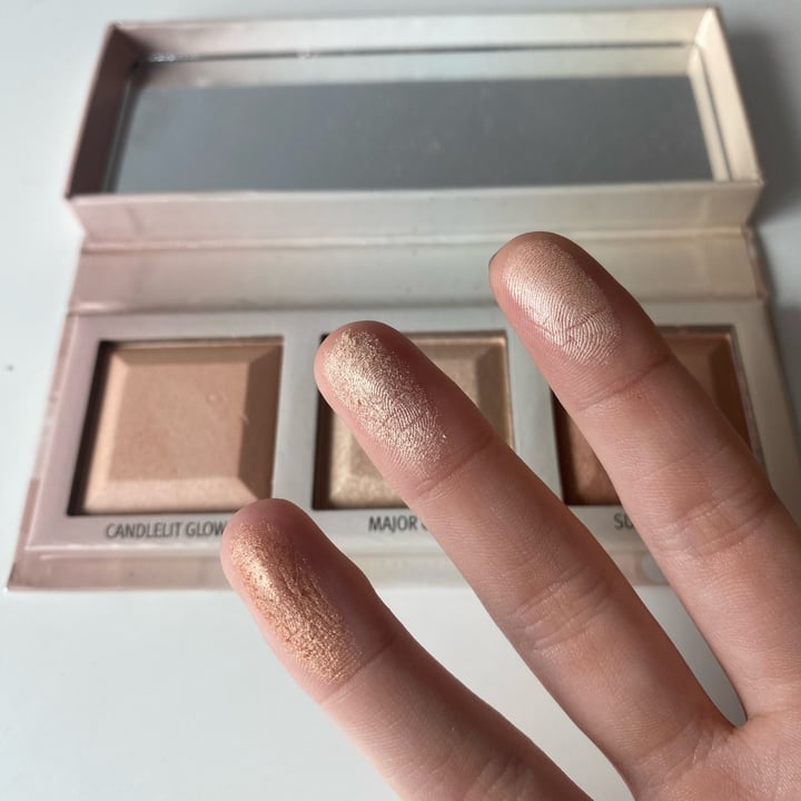 review photo of Essence Cosmetics Highlighter palette Glow to go shared by @izaskunsantos on 31 Oct 2022 - review