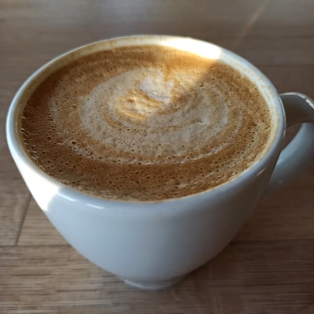 菜肴“Flat white con leche de almendras”的照片