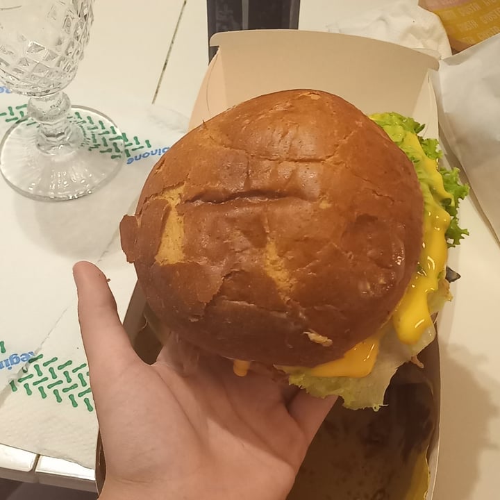 photo of GIUSTA Jackfruit Burger shared by @onlykamila on  01 Sep 2022 - review