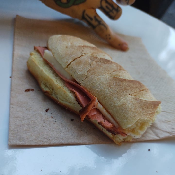 photo of Bioma plant based café Panini de jamón y queso shared by @raulodtd on  04 Dec 2020 - review