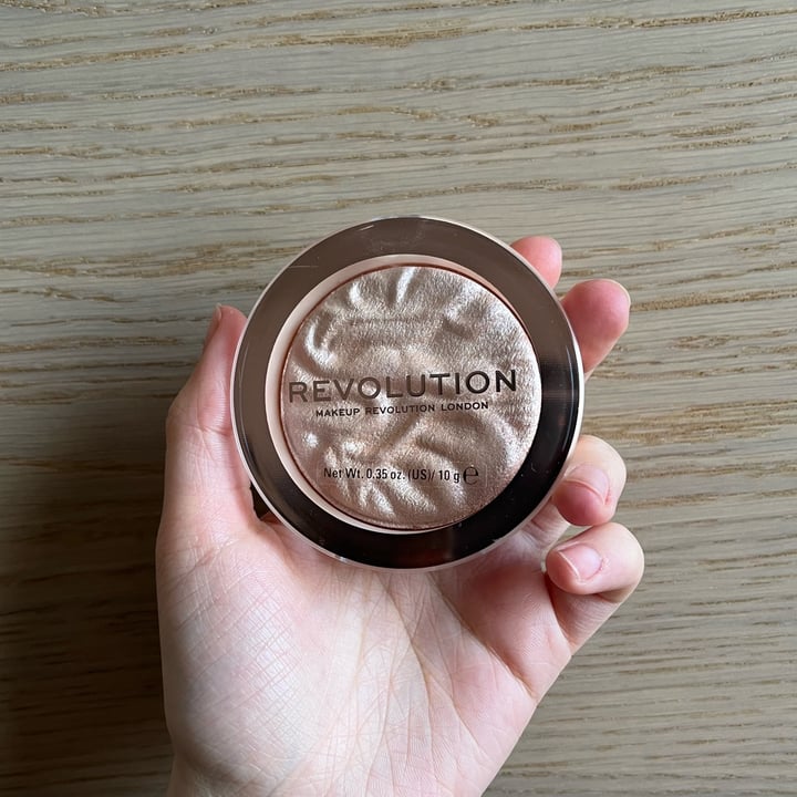 review photo of Revolution Beauty Highlighter Reloaded shared by @agnelliarianna on 29 Apr 2022 - review