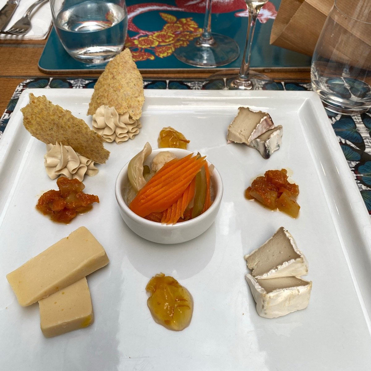 YZROHYI 4 Pezzi Piatto Snack,Piatti per Frutta Secca,Piatti da Spuntino,Piatto per Antipasti A Scomparti,Vassoio Porta Snack,Porta Aperitivo da Tavola,Vassoio da Caramelle con 8 Forchette da Frutta