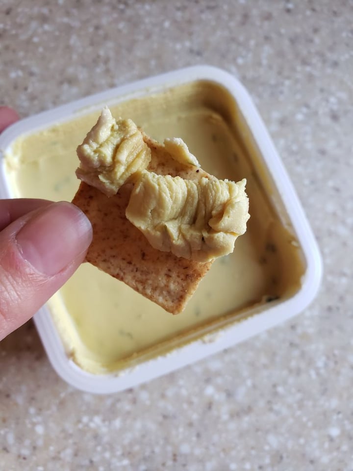 photo of Miyoko's Creamery Biergarten Garlic Chive Vegan Roadhouse Cheese Spread shared by @jenicalyonclapsaddle on  21 Apr 2019 - review