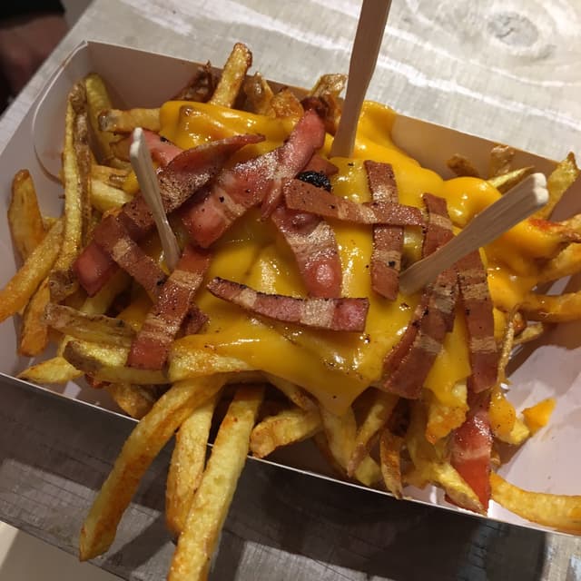 「Vacon cheese fries」の料理の写真