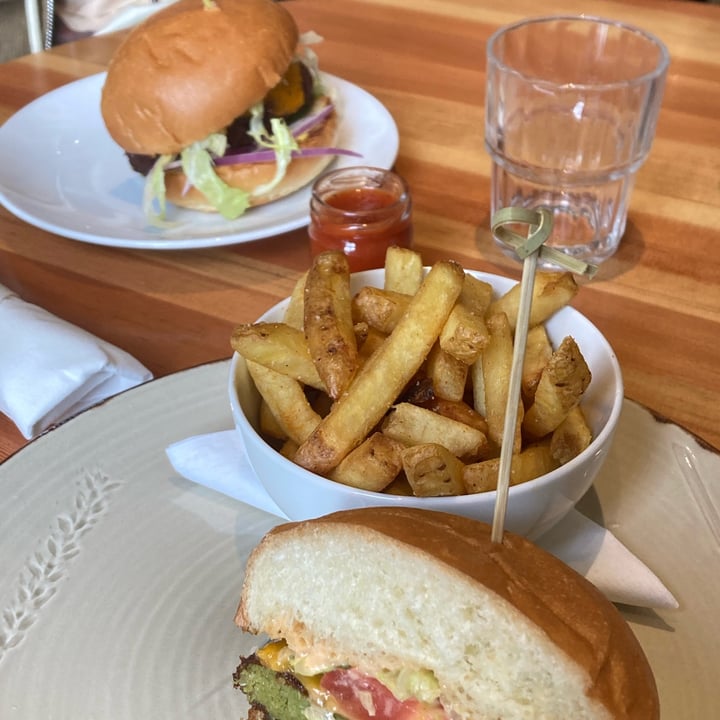 photo of Heirloom Restaurant classic cheeseburger shared by @silviia on  16 Apr 2022 - review