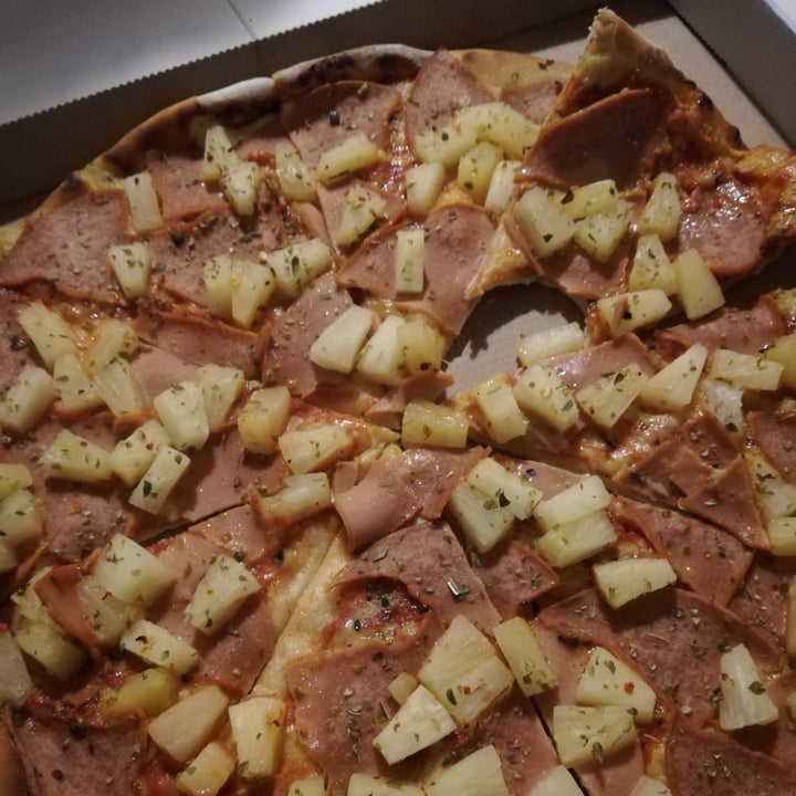 photo of vegan . . . on the run Pizza Hawaii shared by @justawesomary on  22 Oct 2020 - review
