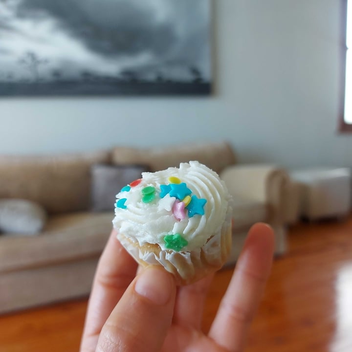 photo of Woolworths Food 9 Vanilla Confetti Cupcakes shared by @lizadewet on  09 Nov 2021 - review