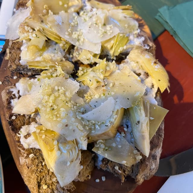 Photo of the dish “crostoncino con mozzarella di riso, carciofini, sayve al tartufo”