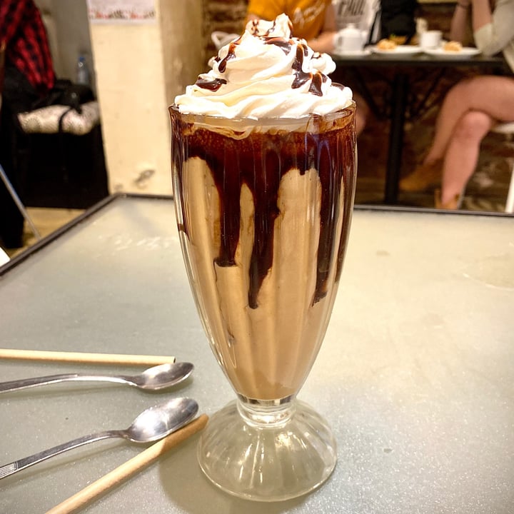 review photo of Loving Hut Milkshake Frapuccino Con Dulce De Leche shared by @majitosarasola on 16 Oct 2021 - review