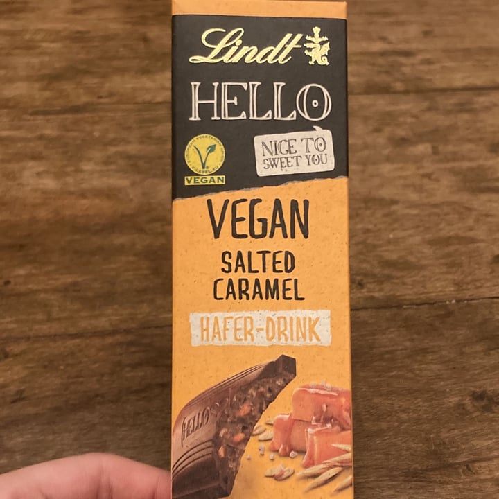 review photo of Lindt Hello Vegan Salted Caramel shared by @rafacanto01 on 13 Sep 2022 - review