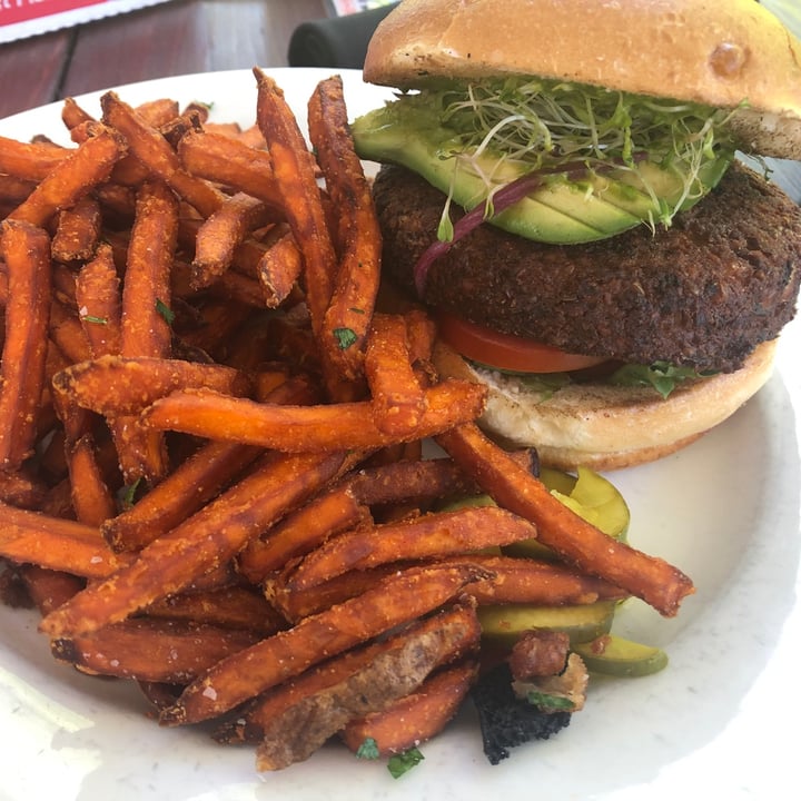photo of PUB REPUBLIC Homemade Chickpea Vegan Burger shared by @wholefoodwholehearts on  11 May 2021 - review