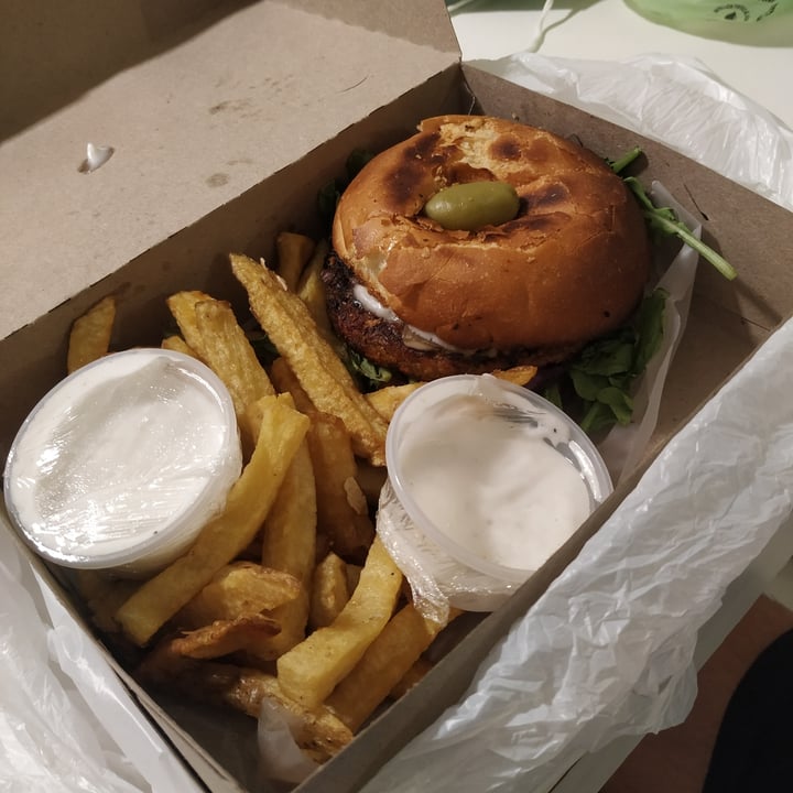review photo of Lupulus - Beer Store Hamburguesa de falafel con papas shared by @andres123 on 06 Jan 2022 - review