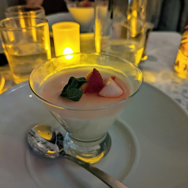 菜肴“Strawberry Panna Cotta”的照片