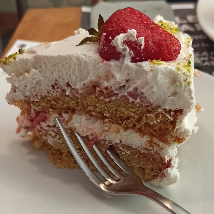 photo of Mezzaluna torta con fragole e panna shared by @greta94 on  17 Jun 2022 - review