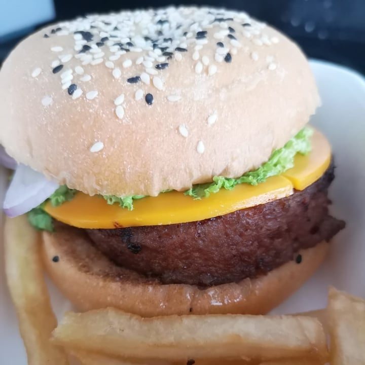 photo of Grand Hyatt Singapore Classic cheese beyond burger shared by @ycarolyn on  23 May 2020 - review