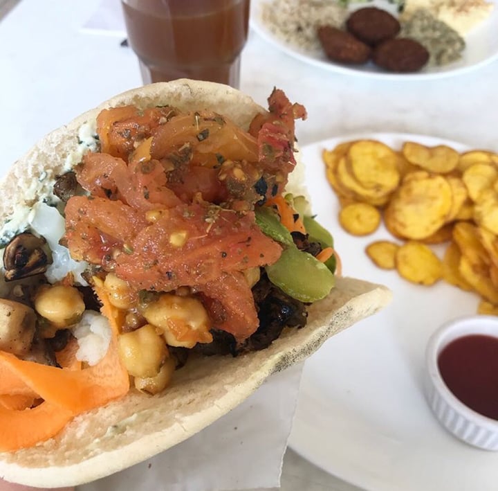 photo of Hervíboro Cocina Vegana Pita de vegetales y falafel con chips de papá criolla y jugo de mango shared by @veganliz on  28 Aug 2019 - review