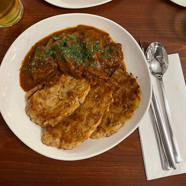 review photo of Velani Kleines Gulash mit Gäback (Small Goulash with bread) shared by @francescamavilio on 08 May 2022 - review