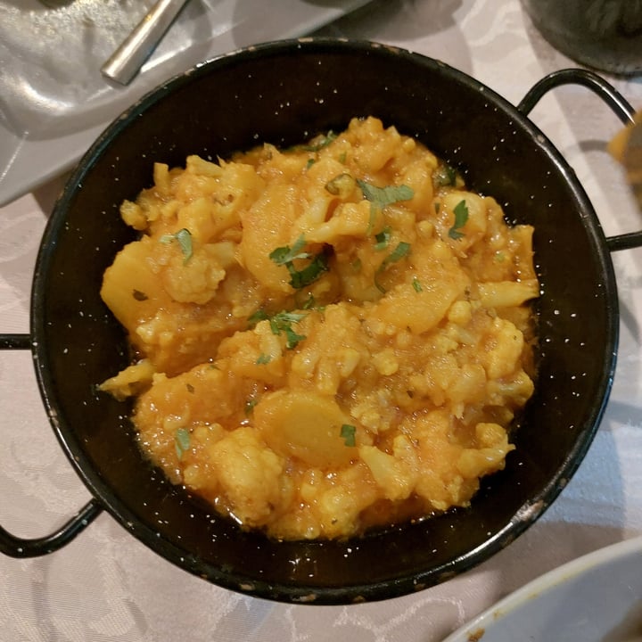 photo of Taj Mahal Ristorante indiano HALAL FOOD. Aloo gobi shared by @broccoloblu on  13 Oct 2022 - review