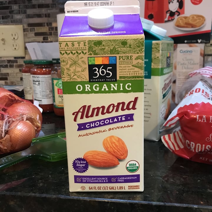 photo of 365 Whole Foods Market Chocolate Almond milk shared by @stephaniefroebel on  29 Jan 2021 - review