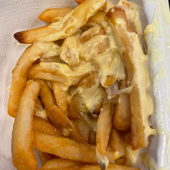 photo of Marty's V Burger Restaurant Cheese fries shared by @veganfoodcrazy on  17 Apr 2022 - review