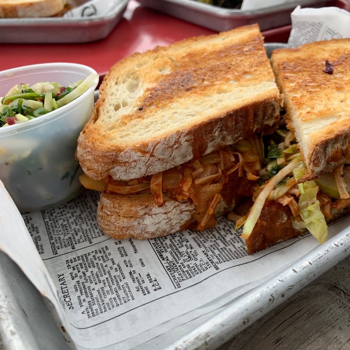 review photo of Hank's Filling Station Vegan Jackfruit BBQ Sandwich shared by @amyliz on 20 May 2020 - review