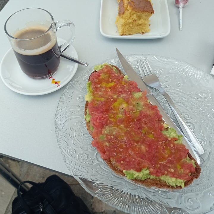 photo of Pub Leño Tostada De Aguacate Con Tomate shared by @andreaseaia on  19 Jul 2022 - review