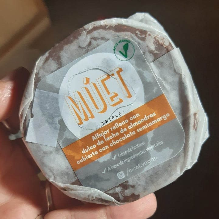 review photo of Múet Alfajor Bañado Triple Con Dulce De Leche De almendras shared by @giseveg on 03 Nov 2021 - review