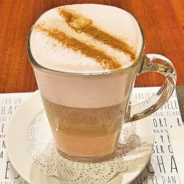 photo of Café de la Flor Latte de Frambuesa shared by @karlaroag on  21 May 2020 - review