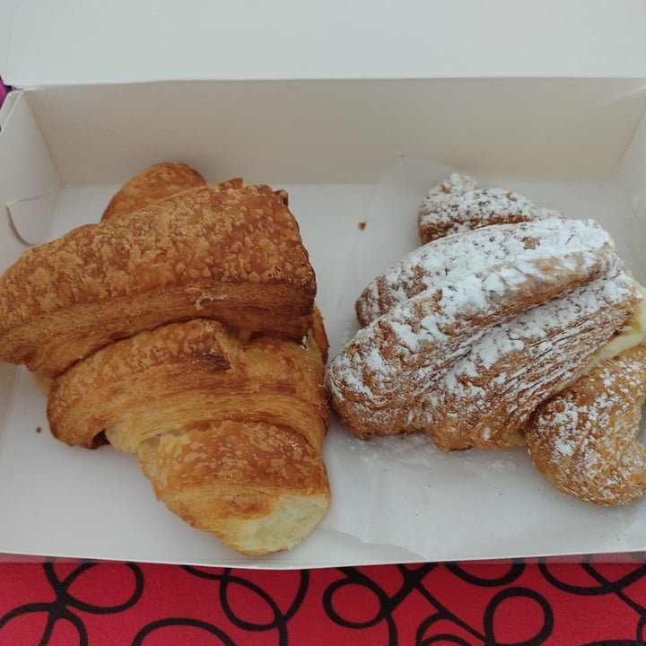 review photo of Sablée Vegana Croissant Rellena De Crema Pastelera shared by @agustinazt on 04 Sep 2021 - review