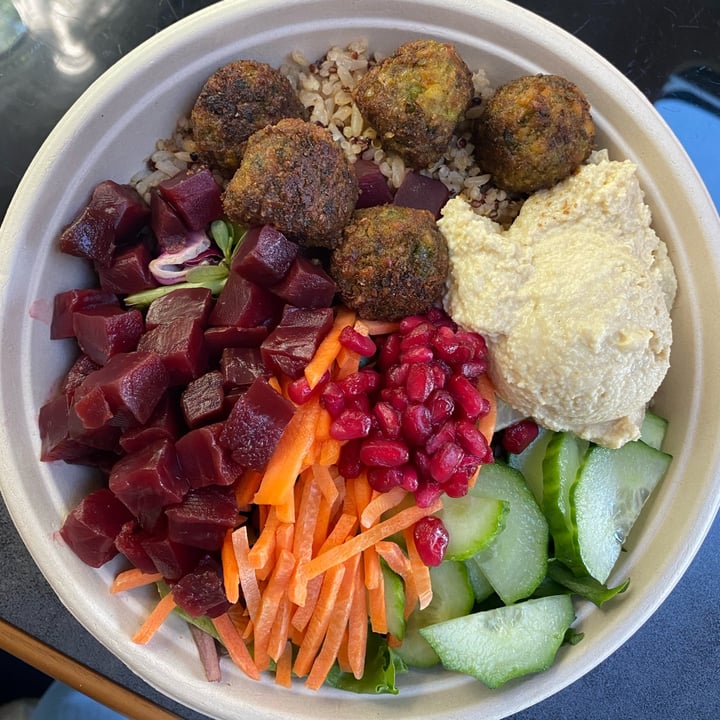 review photo of dean&david Falafel Tahini Salat shared by @eventuelli on 28 Apr 2022 - review